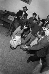 Menschen tanzen und spielen traditionelle Musik aus Umbrien, Italien, um 1958
