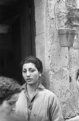 Frauen auf der Türschwelle des Hauses