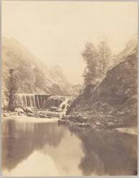 Landschaft mit Wasserfall