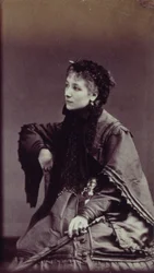 Porträt von Sarah Bernhardt (1844-1923) in Stadtbekleidung