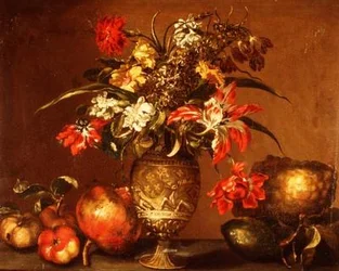 Tulpen, eine Nelke und andere Blumen in einer silbervergoldeten Vase mit Früchten auf einem Sims