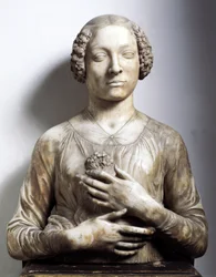 Frau mit einem Blumenstrauß. Marmorskulptur, ca. 1475-1480. Höhe 58 cm. Florenz, Museo Nazionale del Bargello