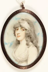 Eine junge Dame im weißen Kleid und Bandeau