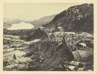 Gipfel der Sierra Nevada, Schneeschuppen im Vordergrund, Donnersee in der Ferne