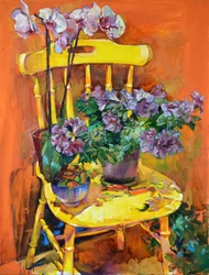 Gelber Stuhl mit Blüten