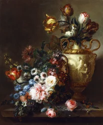 Tulpen in einer Vase und Rosen in einem Korb auf einem Stein Sims
