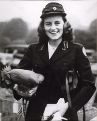 Kick Kennedy in einer Uniform des Amerikanischen Roten Kreuzes in London