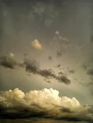 Dramatische goldene Wolkenlandschaft