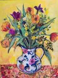 Krug mit Frühlingsblumen auf gelbem Grund