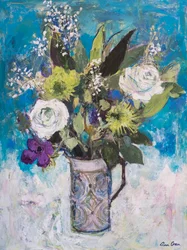 Krug mit weißen Rosen und anderen Blumen