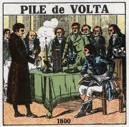 Batterien und Akkumulatoren: Alessandro Volta (1745-1827) präsentierte 1801 dem Konsul Napoleon Bonaparte (1769-1821) am Institut national de France die Ergebnisse seiner Experimente, die ihm die Erfindung der elektrischen Batterie ermöglichten. Anonyme Il
