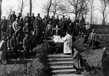 Erster Weltkrieg (1914-1918): Sonntagsmesse auf dem Ferme de Canny (Canny-sur-Matz) (Département 60: Oise) im Mai 1915. Private Sammlung