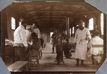 Erster Weltkrieg 1914-1918: Verbandsraum für verwundete französische Soldaten. Couville in der Manche, Untere Normandie, Frankreich. Anonyme Fotografie Mai 1917. Private Sammlung, Stella.