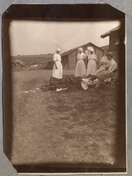 Erster Weltkrieg 1914-1918: Heliotherapie. Verwundete Soldaten und Krankenschwestern des Französischen Roten Kreuzes (Rotes Kreuz), Lager Couville im Département Manche, Basse-Normandie (Basse-Normandie), Frankreich. Anonyme Fotografie, Juli 1917.