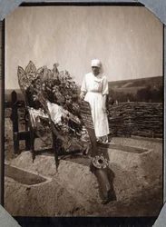 Erster Weltkrieg 1914-1918: Krankenschwester (Thérèse Pavillou?) in einer Bluse am Grab des französischen Piloten Sergeanten Roux, der im Alter von 21 Jahren starb, in Couville, Manche, Basse-Normandie, Frankreich. Anonymes Foto Juli 1917. Private Sammlung