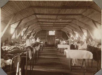 Erster Weltkrieg 1914-1918: Verwundete Soldaten und Krankenschwestern des Französischen Roten Kreuzes, Lager von Couville im Département Manche, Normandie, Frankreich. Anonyme Fotografie, Juli 1917. Privatsammlung, Stella.