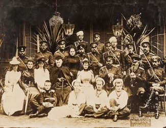 Die Mitglieder der Familie Romanow bei den Sommermanövern in Krasnoje Selo (Sankt Petersburg)