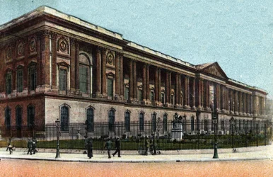 Paris: Außenansicht der Kolonnade des Louvre, erbaut von Claude Perrault (1613-1688). Fotografie von 1920 in „Artistic Album“ der Stadt Paris. Private Sammlung.