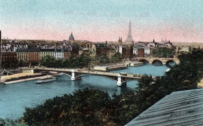 Paris: Panorama der Seine mit dem Eiffelturm im Hintergrund. Fotografie von 1920 im „Artistic Album“ der Stadt Paris. Private Sammlung.