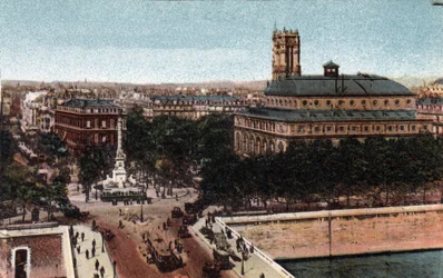 Paris: Blick auf den Place du Chatelet und das Sarah-Bernhardt-Theater (heutiges Théâtre de la Ville). Im Hintergrund der Saint-Jacques-Turm. Fotografie von 1920 im „Artistic Album“ der Stadt Paris. Private Sammlung.