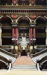 Paris: Blick auf die große Treppe der Oper Garnier. Fotografie von 1920 im „Artistic Album“ der Stadt Paris. Private Sammlung.