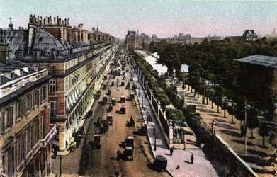 Paris: Blick auf den Verkehr in der Rue de Rivoli, Richtung Louvre. Fotografie von 1920 in „Artistic Album“ der Stadt Paris. Private Sammlung
