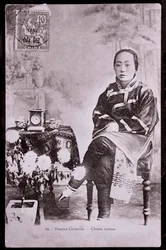 Porträt einer chinesischen Frau in traditioneller Kleidung mit gebundenen Füßen - Fotografie aus dem frühen 20. Jahrhundert - Privatbesitz