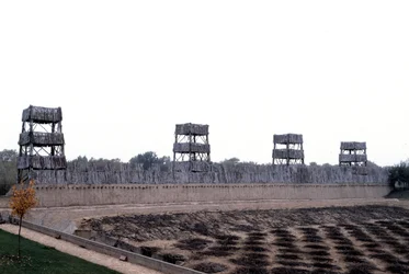 Rekonstruktion des Lagers von Cäsar vor Alesia. Archäodrom von Burgund