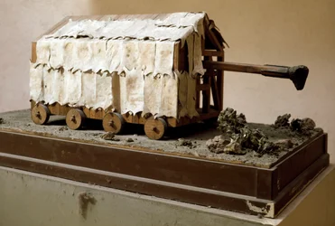 Rekonstruktion eines Widders, einer Kriegsmaschine karthagischen Ursprungs, die dann von den römischen Legionären übernommen wurde. Rom, Museo della Civilta Romana