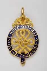 Vereinigtes Königreich - Orden des Hosenbandes: Abzeichen des Gentleman-Ballei des schwarzen Stabes - Das Muster des Abzeichens, eines der „Liebesseen“ der Halskette, umgeben von einem Hosenband, wurde 1566 angenommen - Motto „Honi soit qui mal y pense“