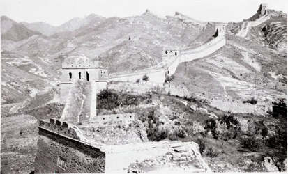 Ansicht der Chinesischen Mauer Fotografie des frühen 20. Jahrhunderts - Privatsammlung