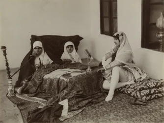 Damen, die sich im Harem ausruhen, späte 19. Jahrhundert