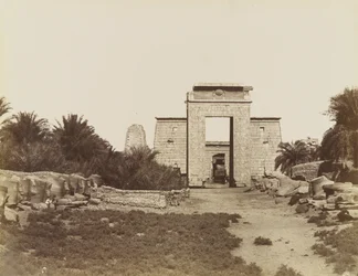 Karnak-Sphinxe und der Pylon von Ptolemaios