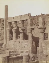 Philae, Blick von Nordosten auf das Südende der Westkolonnade und die Vorhalle von Nectanebo am Tempel der Isis