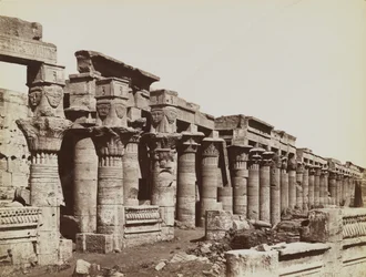 Philae, Blick von Südosten auf die Westkolonnade am Tempel der Isis