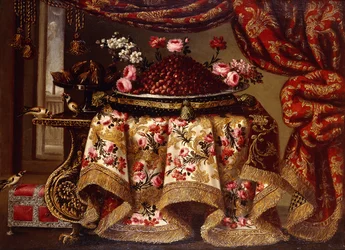 Ein Teller Erdbeeren mit Blumen auf einem Kissen und eine Tazza Feigen auf einem mit besticktem Tuch bedeckten Tisch, mit Vögeln und Truhe neben einem Vorhang und Fenster