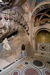 Ansicht der Höhle des heiligen Benedikt von Nursia mit Statue des Heiligen von Antonio Raggi (oder Antonio Lombardo) (1624-1686). In dieser Höhle zog sich der Heilige zurück. 1657 Kloster von Saint Benedetto (Sacro Speco), Subiaco (Rom), Italien
