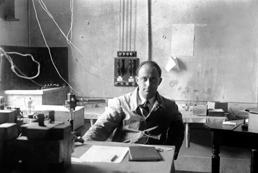 Der italienische Physiker Enrico Fermi (1901-1954, Nobelpreis für Physik 1938) im Labor