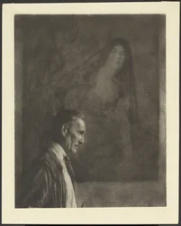 Mann mit kleinem, gepflegtem Schnurrbart im Profil vor einem Gemälde einer Frau in spanischem Kostüm