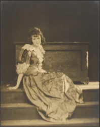 [Frau in Bauernkleidung]