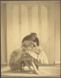 [Frau in altmodischem Kostüm mit Blumenstirnband]