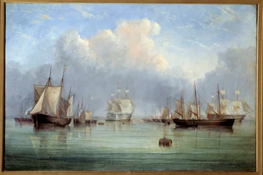 Schiffe und Segelboote im Hafen