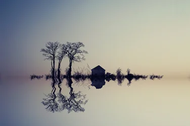 Gelassene Wasserreflexion