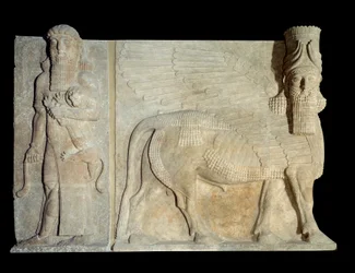 Kunst Mesopotamiens (Assyrien): Hof des Palastes des assyrischen Königs Sargon II. (721-705 v. Chr.): geflügelter Stier mit Menschenkopf und einem Helden, der einen Löwen bezwingt. Paris, Musée du Louvre