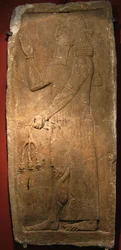 Priester mit einem Zweig des Granatapfelbaums (Detail eines Reliefs aus dem Palast des assyrischen Königs Sargon II.)
