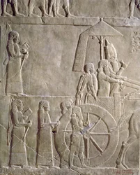 Relief mit dem Streitwagen König Assurbanipals und elamitischen Gefangenen, Episoden des Elam-Feldzugs, aus dem Palast Assurbanipals in Ninive, ca. 645 v. Chr.