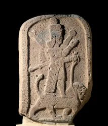 Stele mit der Darstellung der Göttin Ischtar von Arbela, die einen Löwen hält. Basaltrelief aus der neuassyrischen Zeit (1000-612 v. Chr.), 8. Jahrhundert v. Chr. Paris, Louvre-Museum