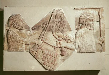 Fragment eines Reliefs, das medische Tributpflichtige darstellt