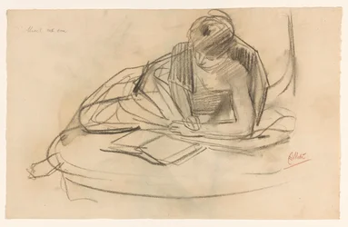 Ruhendes Modell, lesend auf einem Sofa