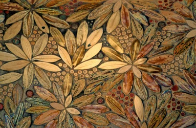 Unterkunft, 25 bis rue Franklin, Paris 75016. Bau 1903-1904, Architekten Auguste und Gustave Perret. Die Fassade ist mit roten Fliesen mit floralen Designs im Jugendstil bedeckt.